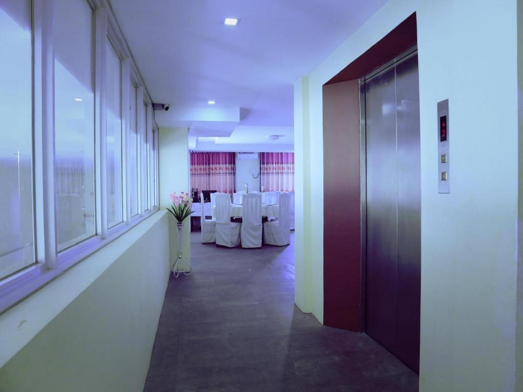King & Queen Hotel Монива Екстериор снимка