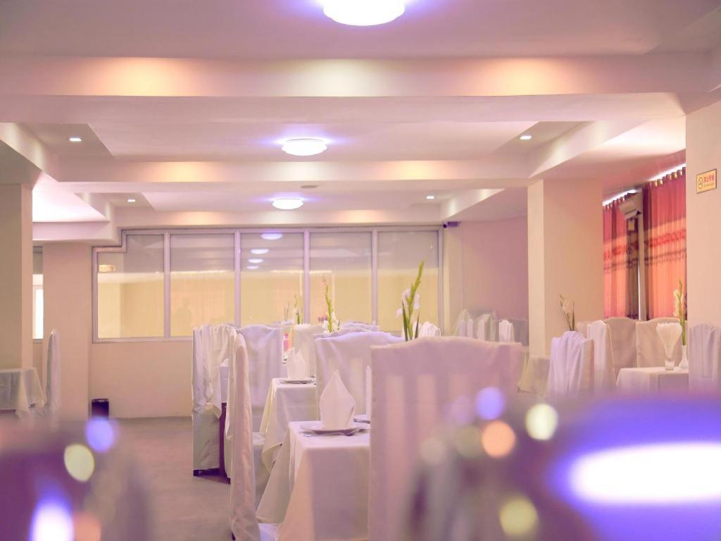 King & Queen Hotel Монива Екстериор снимка