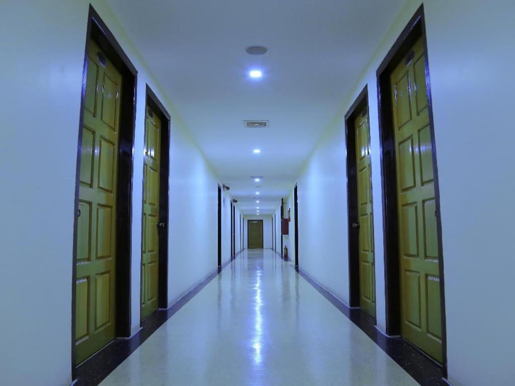 King & Queen Hotel Монива Екстериор снимка