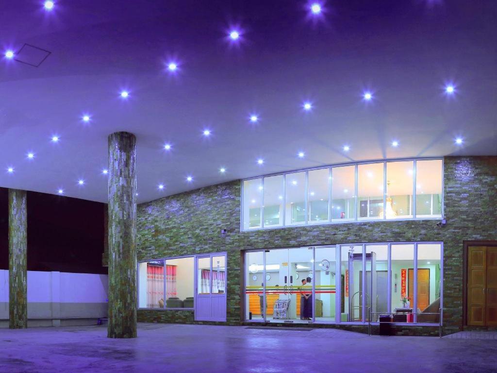 King & Queen Hotel Монива Екстериор снимка