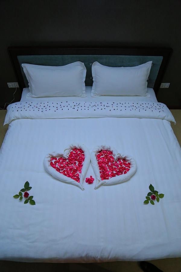 King & Queen Hotel Монива Екстериор снимка