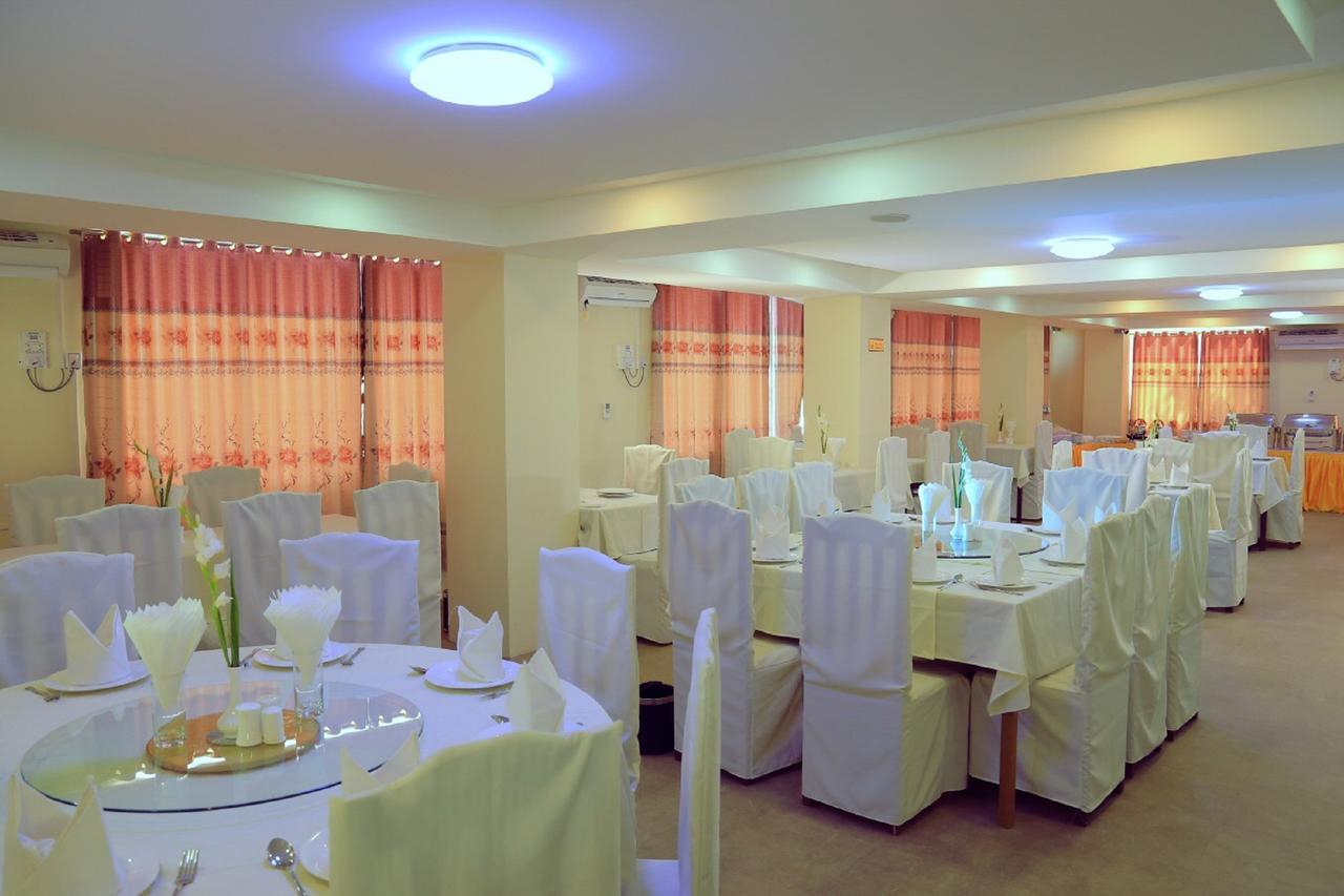 King & Queen Hotel Монива Екстериор снимка