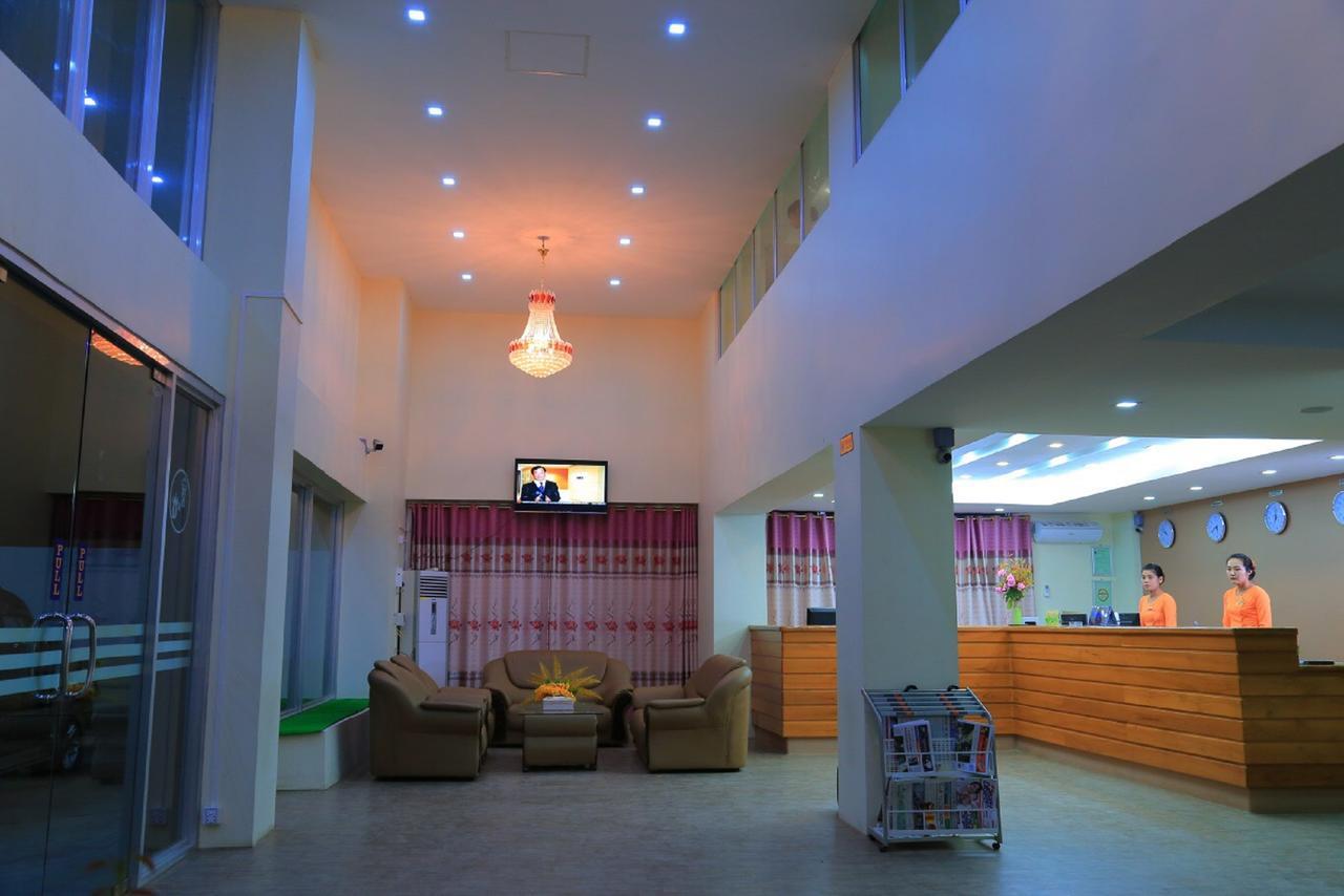 King & Queen Hotel Монива Екстериор снимка