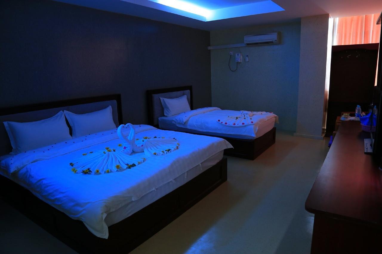 King & Queen Hotel Монива Екстериор снимка