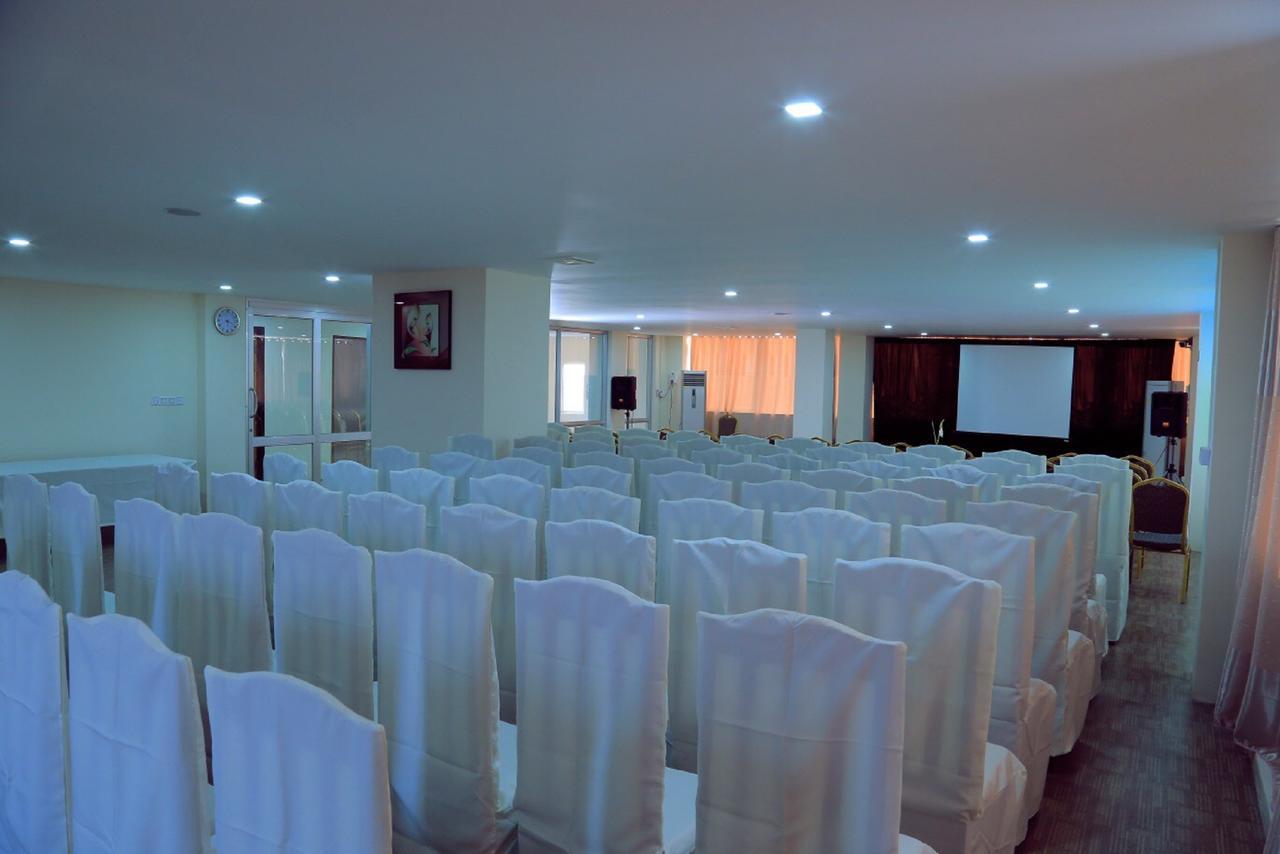 King & Queen Hotel Монива Екстериор снимка