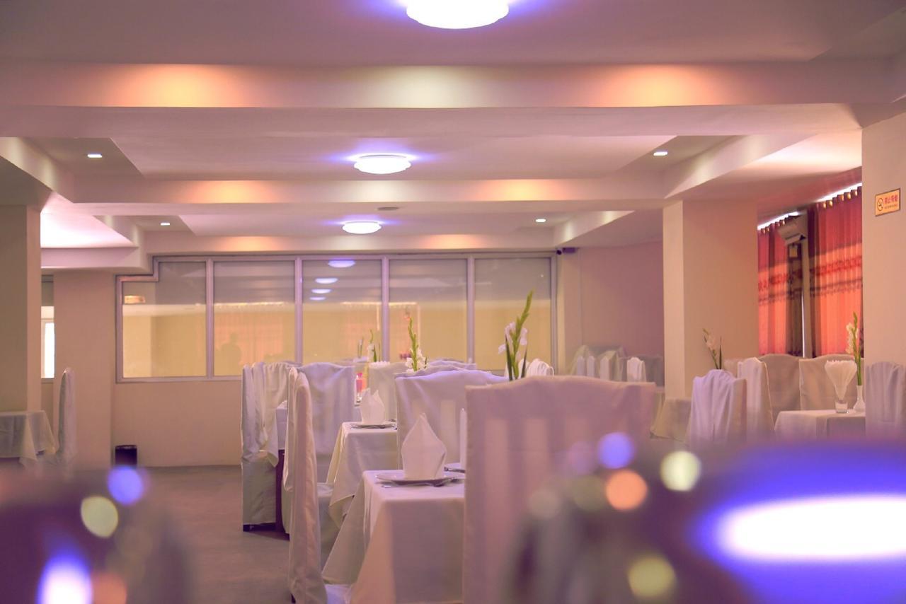 King & Queen Hotel Монива Екстериор снимка