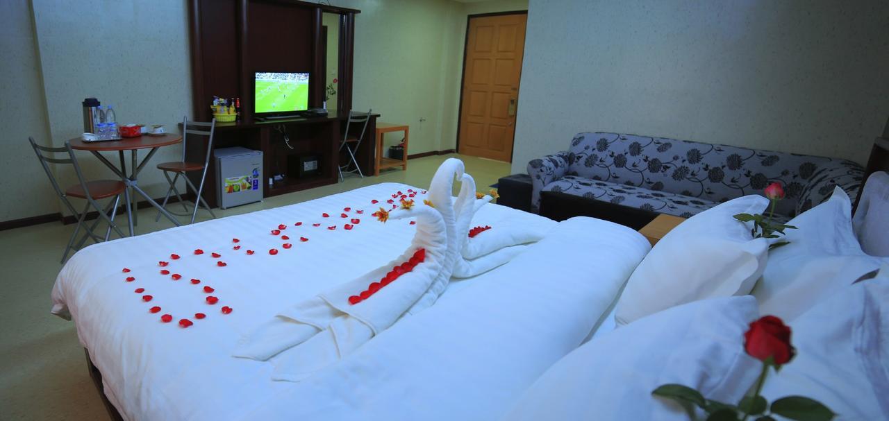 King & Queen Hotel Монива Екстериор снимка