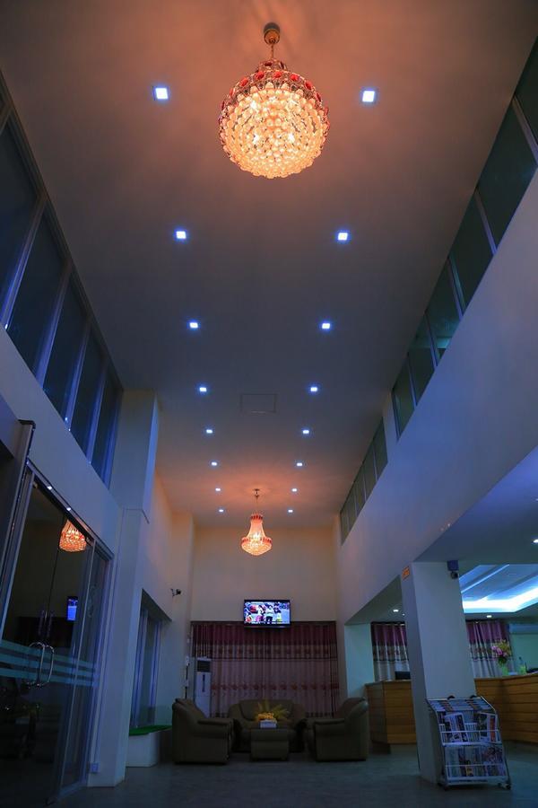 King & Queen Hotel Монива Екстериор снимка