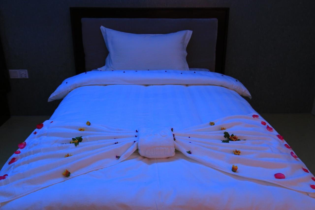 King & Queen Hotel Монива Екстериор снимка