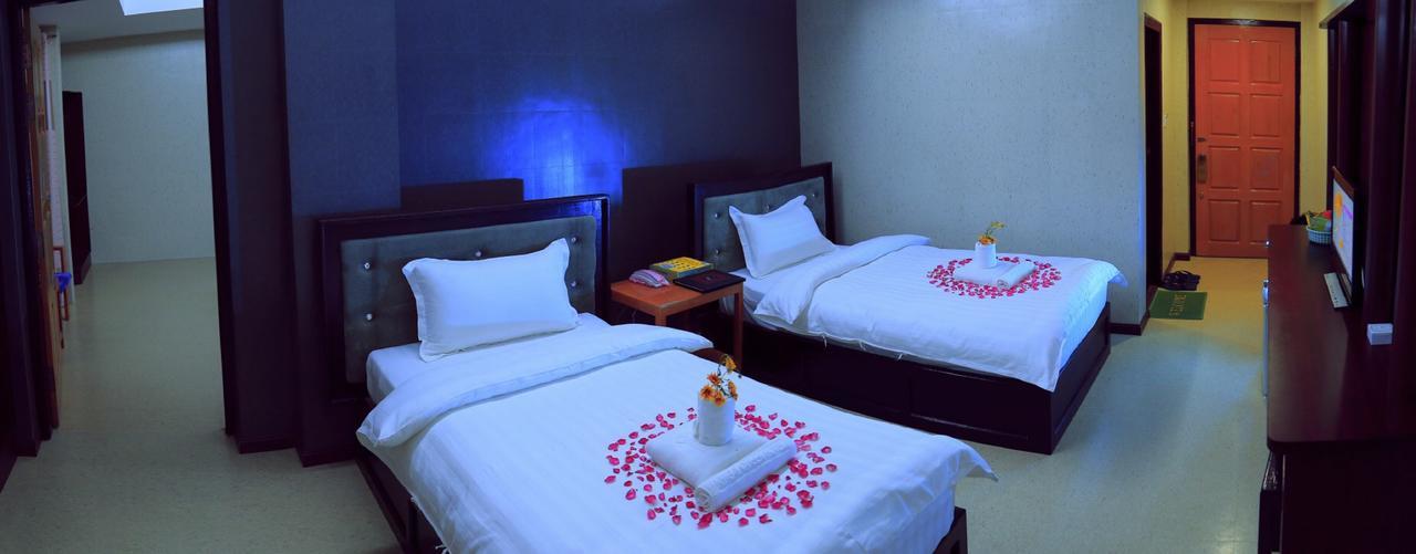 King & Queen Hotel Монива Екстериор снимка