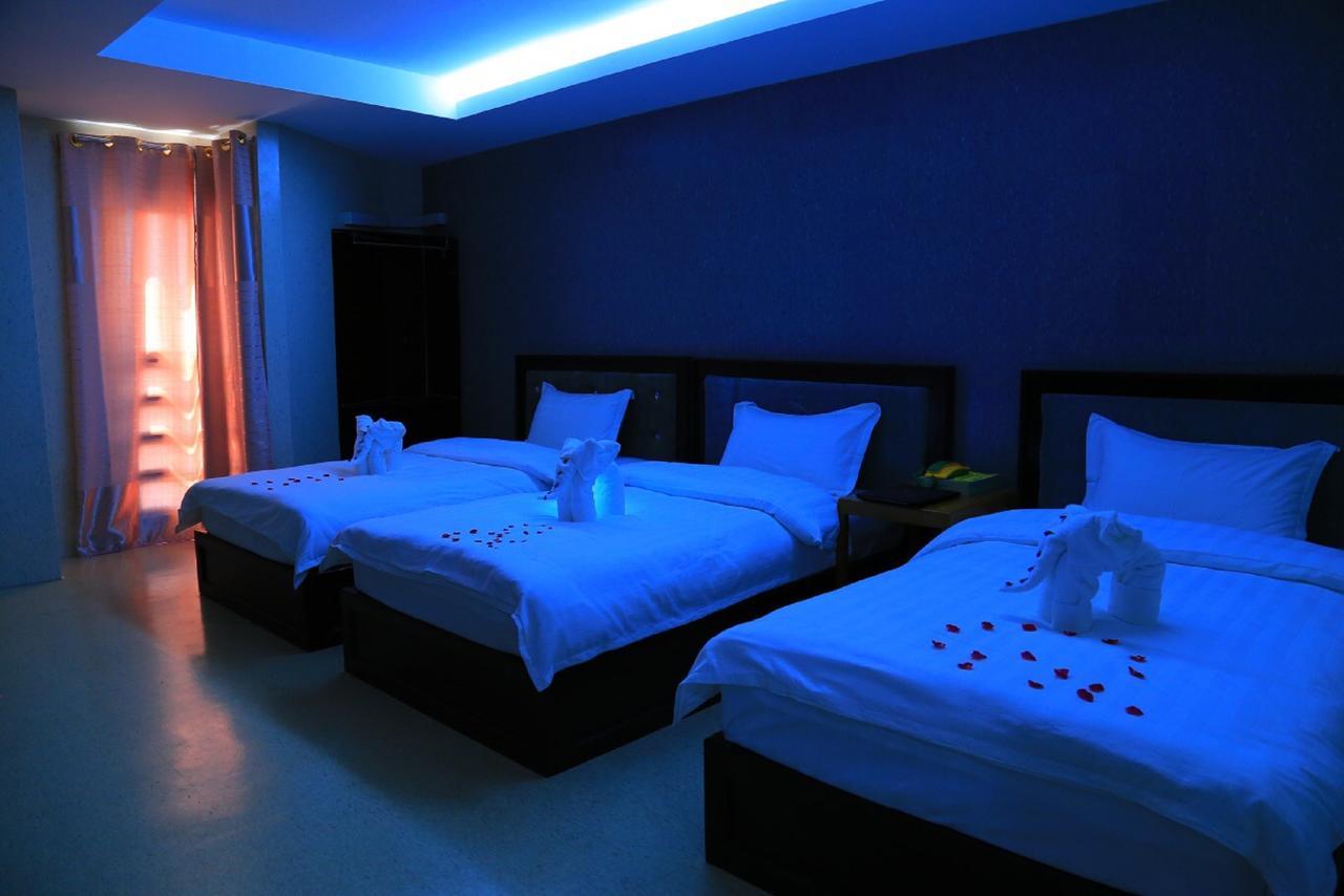 King & Queen Hotel Монива Екстериор снимка