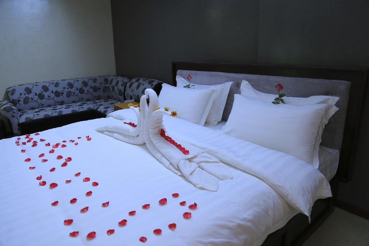 King & Queen Hotel Монива Екстериор снимка