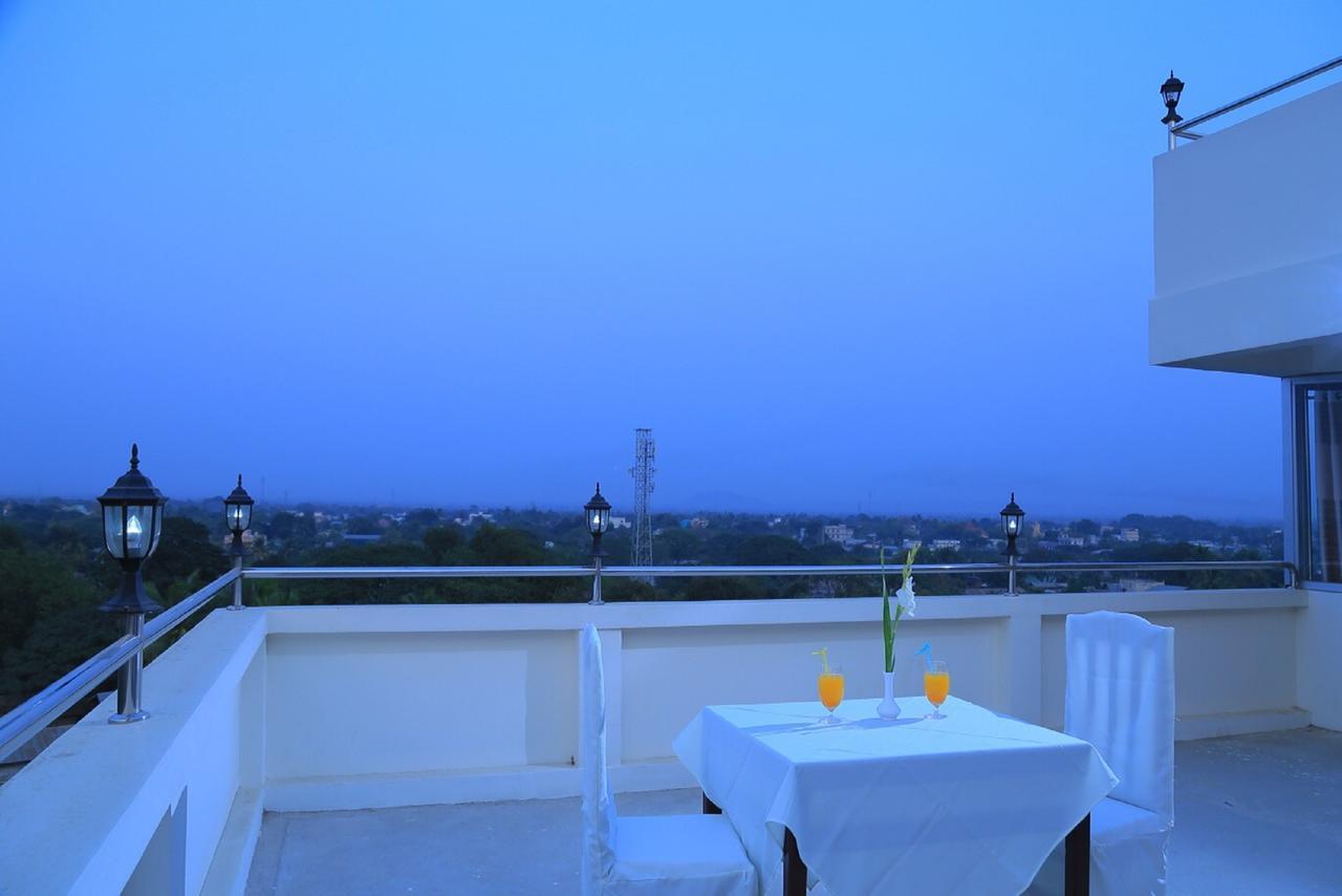 King & Queen Hotel Монива Екстериор снимка