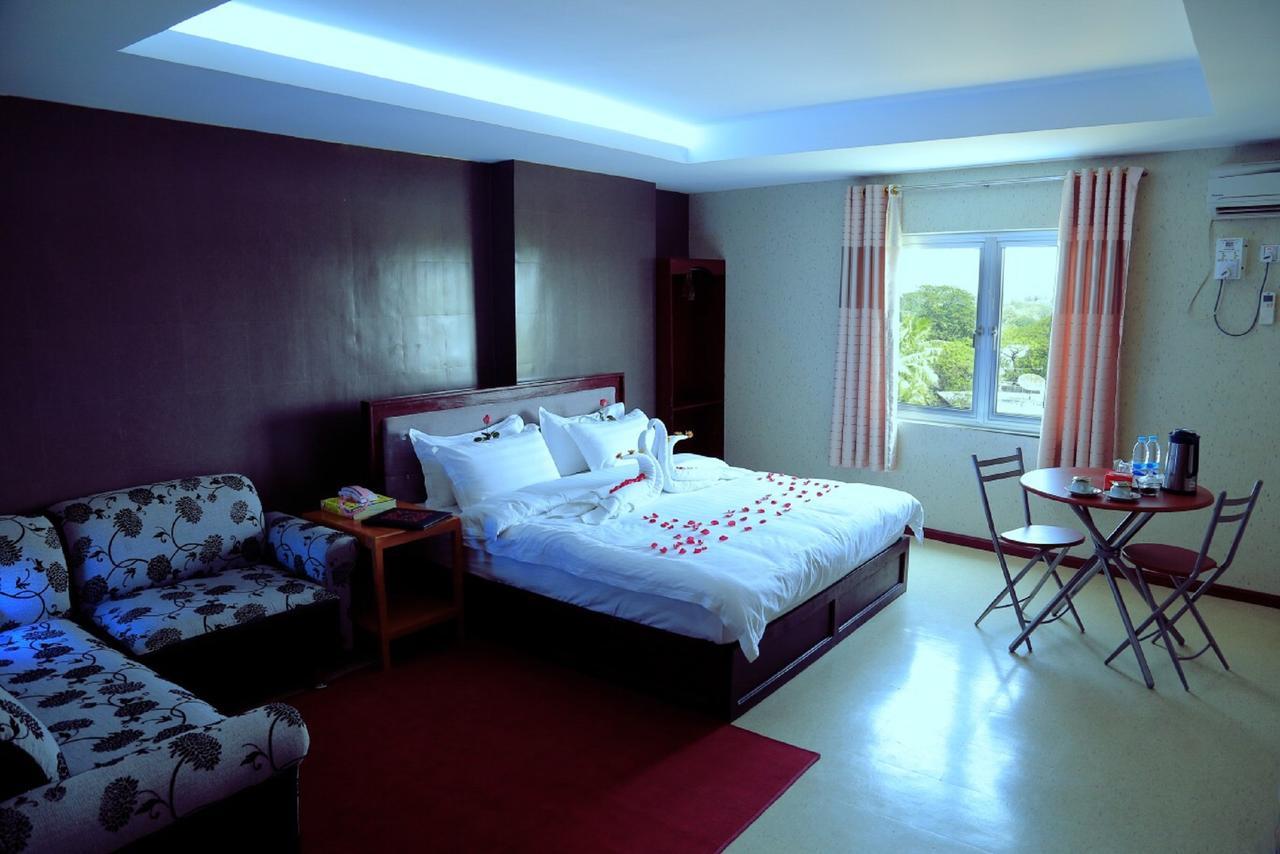 King & Queen Hotel Монива Екстериор снимка