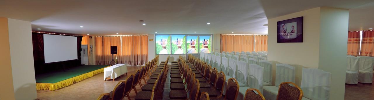 King & Queen Hotel Монива Екстериор снимка