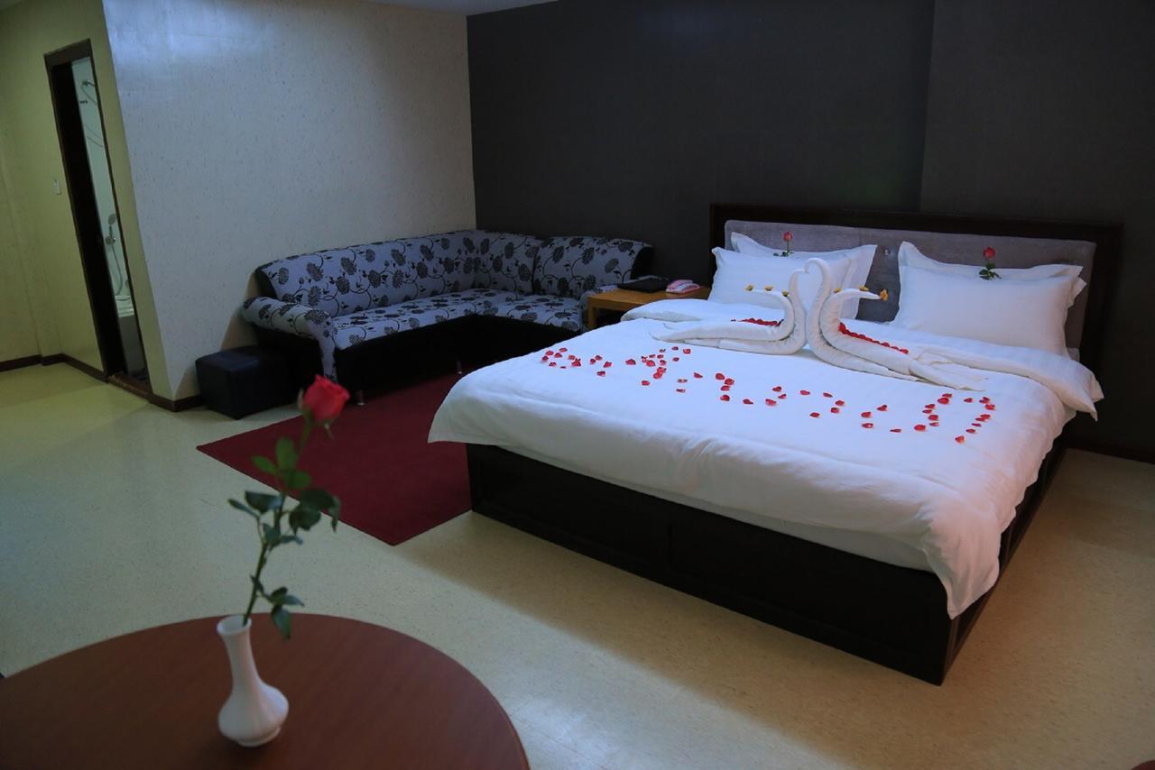 King & Queen Hotel Монива Екстериор снимка