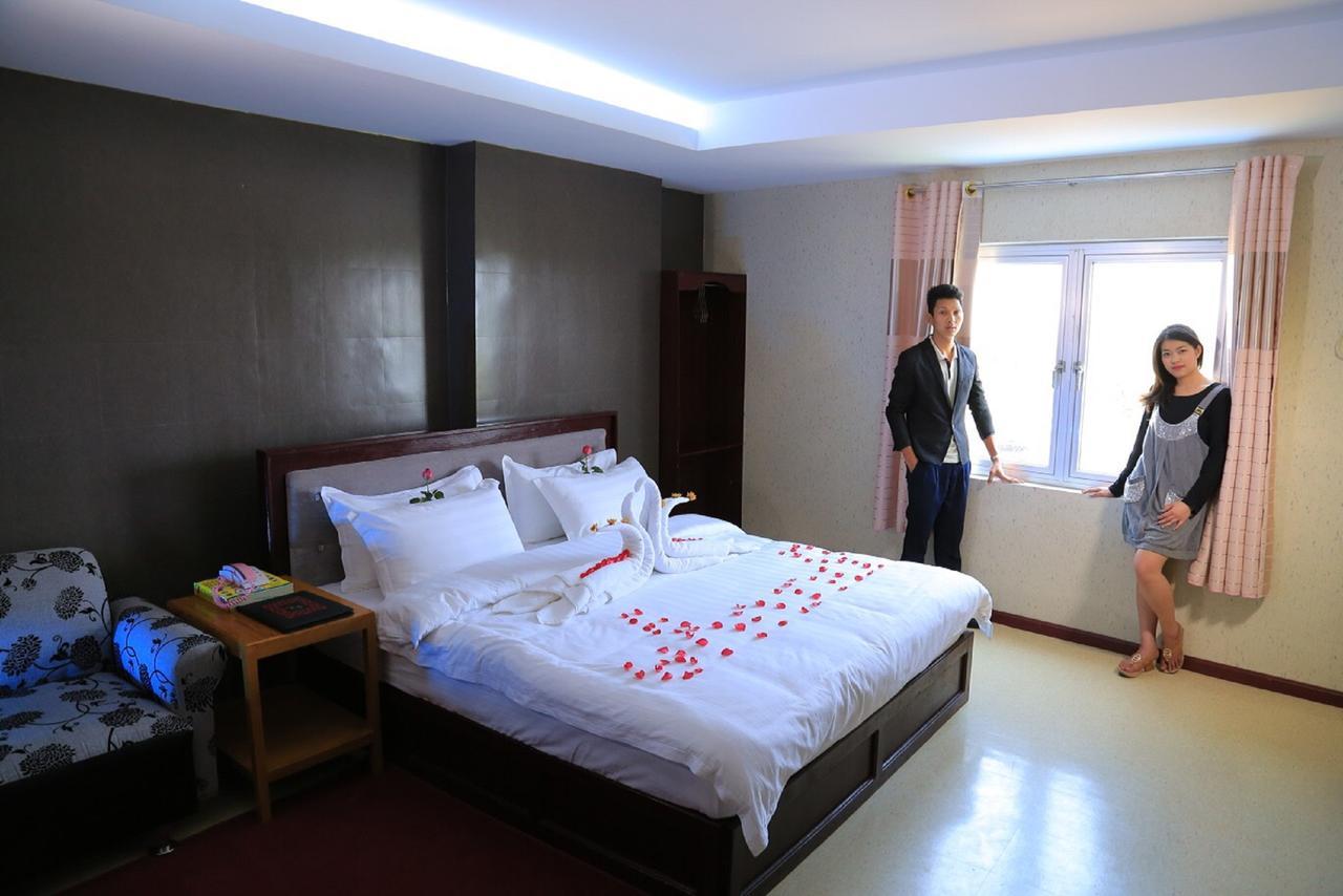 King & Queen Hotel Монива Екстериор снимка