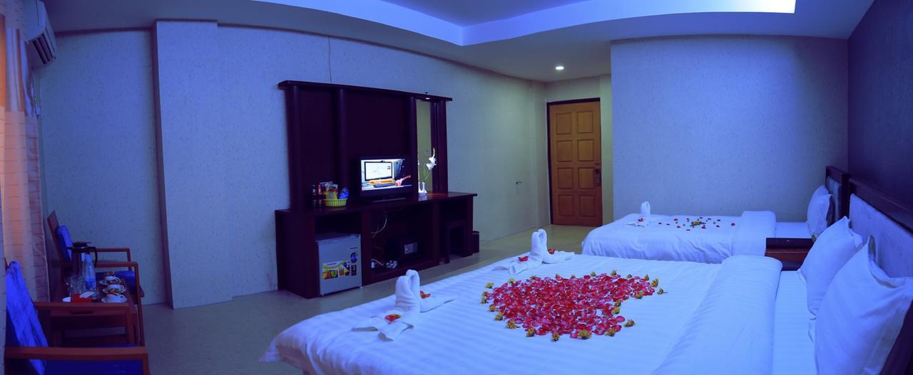 King & Queen Hotel Монива Екстериор снимка