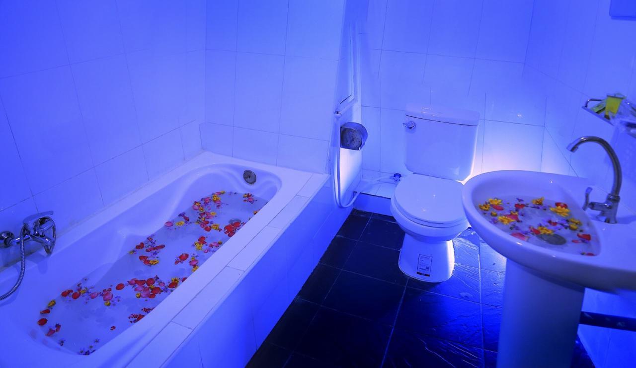 King & Queen Hotel Монива Екстериор снимка