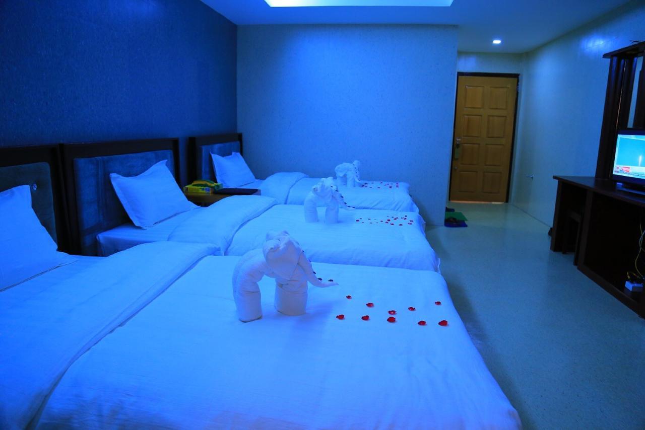 King & Queen Hotel Монива Екстериор снимка