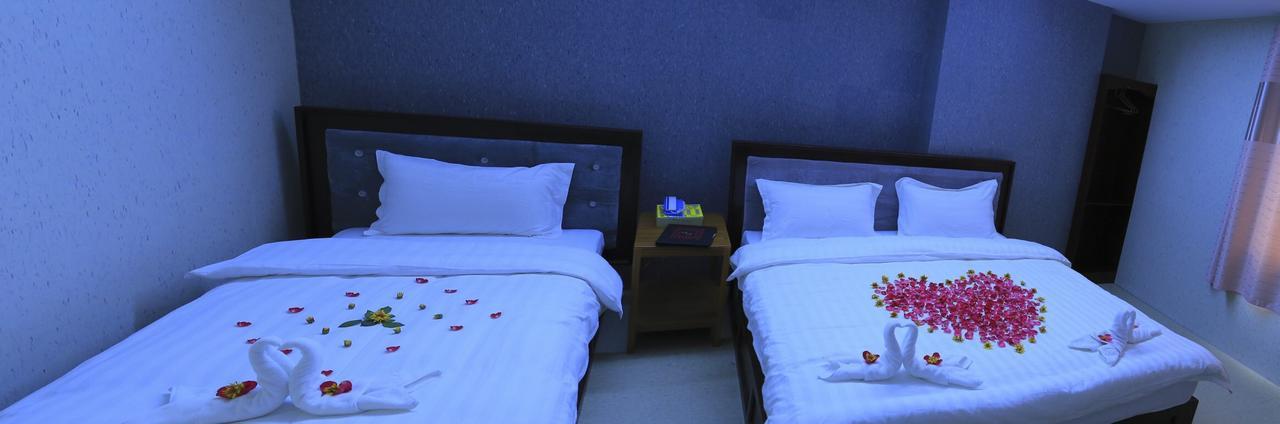 King & Queen Hotel Монива Екстериор снимка