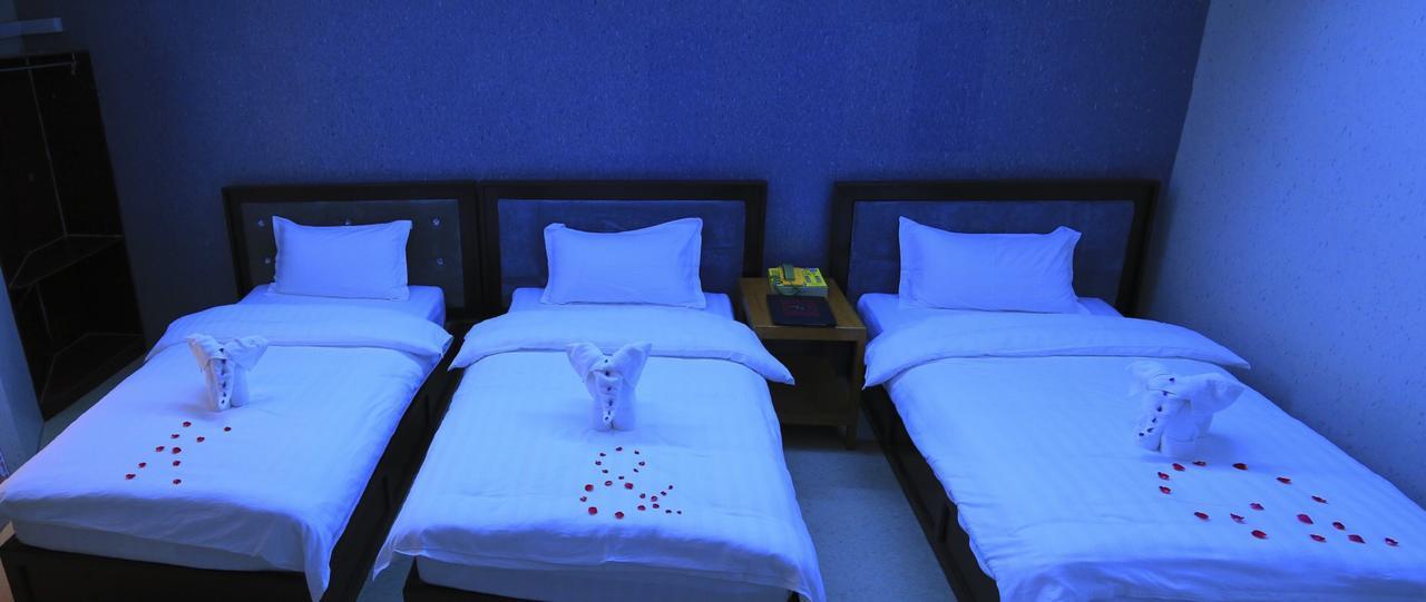 King & Queen Hotel Монива Екстериор снимка