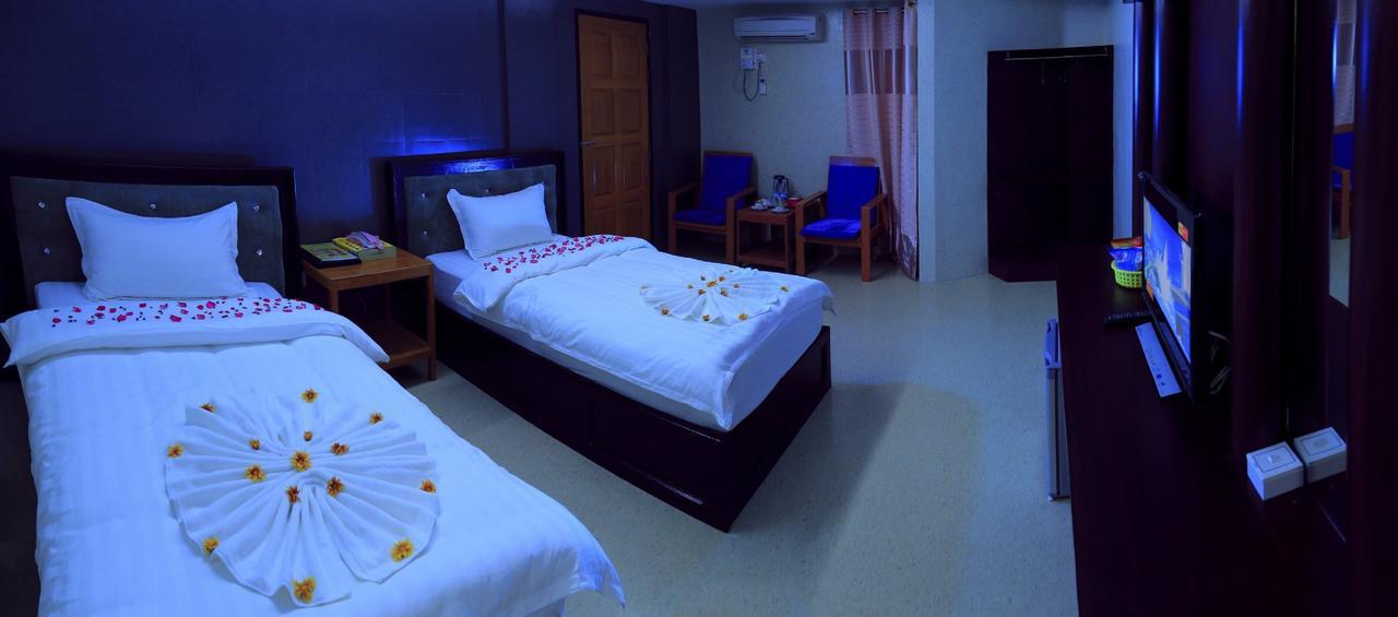 King & Queen Hotel Монива Екстериор снимка